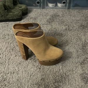 Jessica Simoson clog